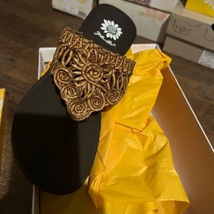 Yellow box size 8 women’s wedge flip flops nib